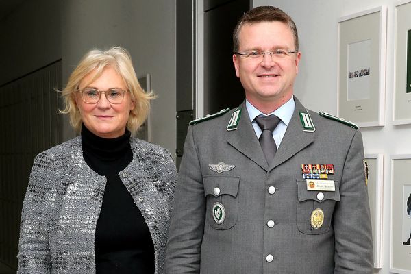 Die designierte Verteidigungsministerin Christine Lambrecht und Oberstleutnant André Wüstner haben sich bereits im Justizministerium getroffen. Foto: DBwV/Mika Schmidt 