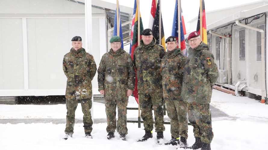 Kurz vor Weihnachten noch auf Besuch im Einsatz: der DBwV-Bundesvorsitzende Oberstleutnant André Wüstner (2.v.l.) Generalinspekteur Eberhard Zorn (r.). Ganz links: Kommandeur René Braun Foto: DBwV