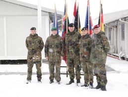 Kurz vor Weihnachten noch auf Besuch im Einsatz: der DBwV-Bundesvorsitzende Oberstleutnant André Wüstner (2.v.l.) Generalinspekteur Eberhard Zorn (r.). Ganz links: Kommandeur René Braun Foto: DBwV