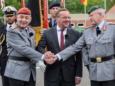 Von links: General Carsten Breuer, Bundesverteidigungsminister Boris Pistorius und Generalmajor André Bodemann beim feierlichen Übergabeappell des Territorialen Führungskommandos. Foto: BMVg/Weinrich