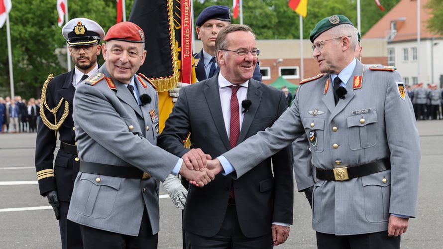 Von links: General Carsten Breuer, Bundesverteidigungsminister Boris Pistorius und Generalmajor André Bodemann beim feierlichen Übergabeappell des Territorialen Führungskommandos. Foto: BMVg/Weinrich