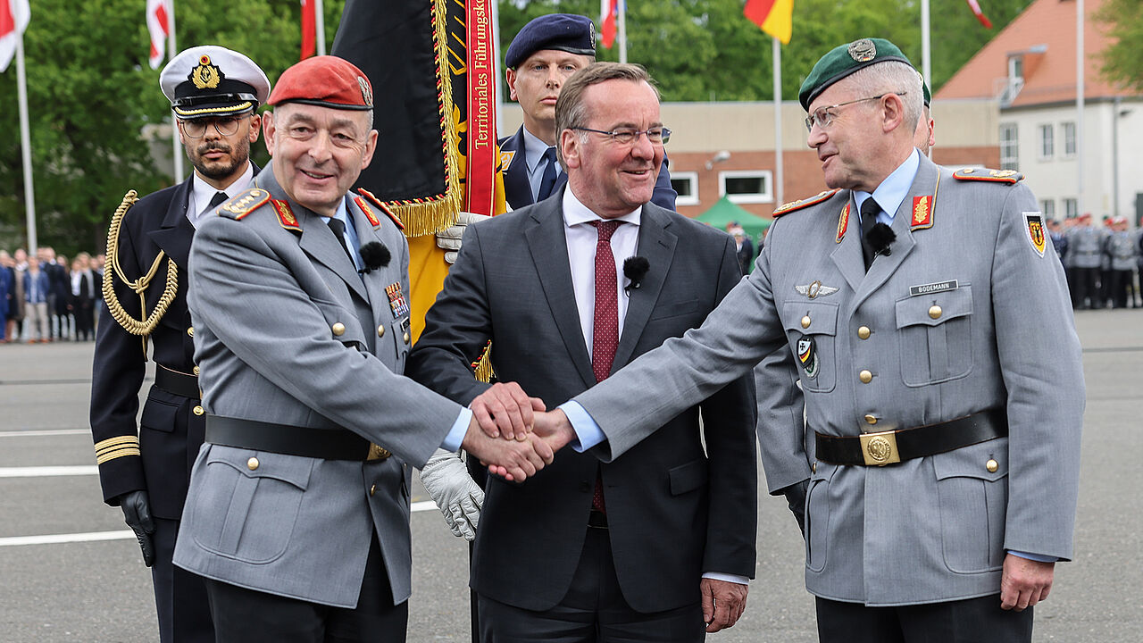 Von links: General Carsten Breuer, Bundesverteidigungsminister Boris Pistorius und Generalmajor André Bodemann beim feierlichen Übergabeappell des Territorialen Führungskommandos. Foto: BMVg/Weinrich