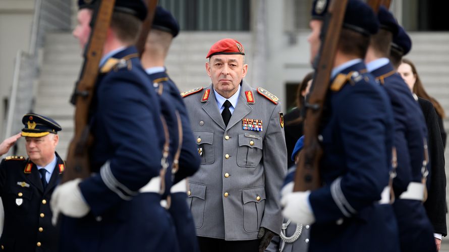 General Carsten Breuer (M.) ist jetzt neuer Generalinspekteur. Foto: picture alliance/dpa | Bernd von Jutrczenka