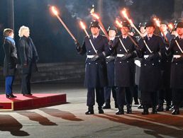 Im Beisein der neuen Verteidigungsministerin Christine Lambrecht und Generalinspekteur Eberhard Zorn wurde Annegret Kramp-Karrenbauer mit einem Großen Zapfenstreich verabschiedet. Foto: Bundeswehr/Twitter