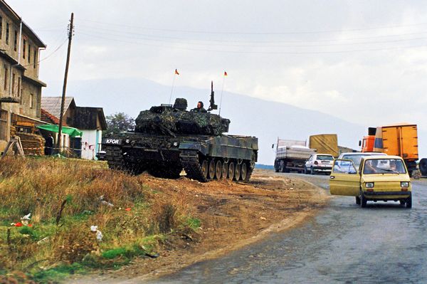 Im August 1999 steht ein deutscher Leopard-Panzer an einer Straße im Kosovo. Seit dem 10. Juni 1999 überwacht die Kfor-Truppe den Frieden in der Provinz. Foto: DBwV/Bombeke