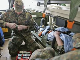 Ein Unfall im Dienst oder während eines Einsatzes – hier Soldaten bei einer Übung – kann weitreichende Folgen haben. Foto: Bundeswehr/Wilke 