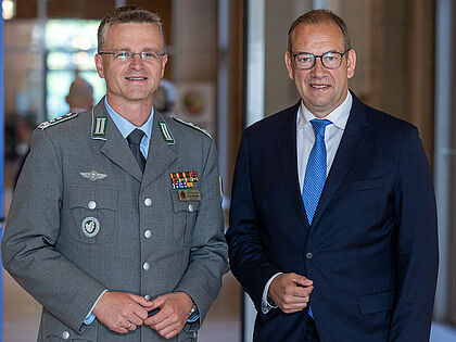 Der Bundesvorsitzende, Oberst André Wüstner, mit dem neuen Wehrbeauftragen, dem CDU-Politiker Henning Otte. Foto: DBwV/Yann Bombeke