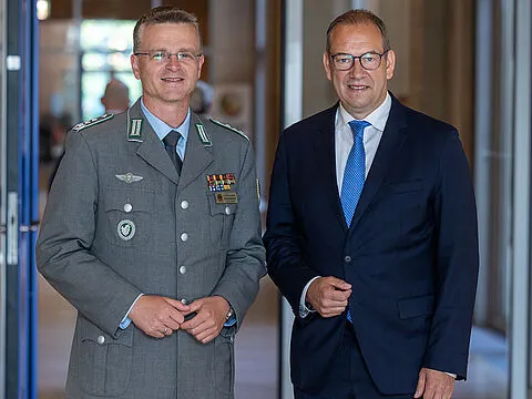 Der Bundesvorsitzende, Oberst André Wüstner, mit dem neuen Wehrbeauftragen, dem CDU-Politiker Henning Otte. Foto: DBwV/Yann Bombeke