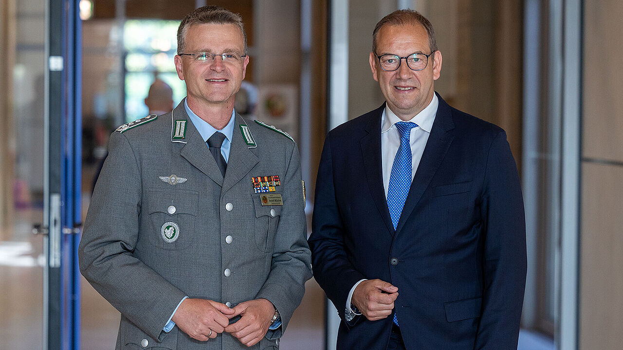 Der Bundesvorsitzende, Oberst André Wüstner, mit dem neuen Wehrbeauftragen, dem CDU-Politiker Henning Otte. Foto: DBwV/Yann Bombeke