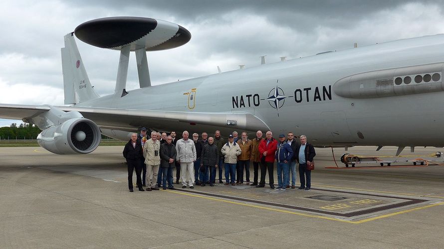 Einblicke in die NATO-Luftraumüberwachung erhielten die Mitglieder der KERH Großraum Düsseldorf-Bergisches Land in Geilenkirchen. Foto: Schnellbach