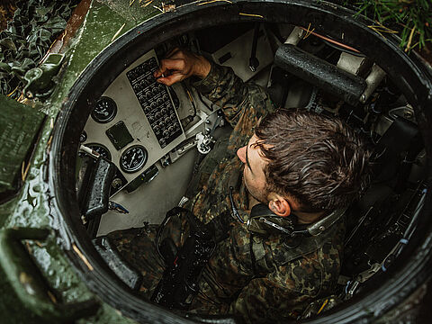 Ein Soldat der Division Schnelle Kräfte (DSK) bedient den Waffenträger Wiesel während der NATO-Übung Green Griffin 2021. Foto: Bundeswehr/Jana Neumann