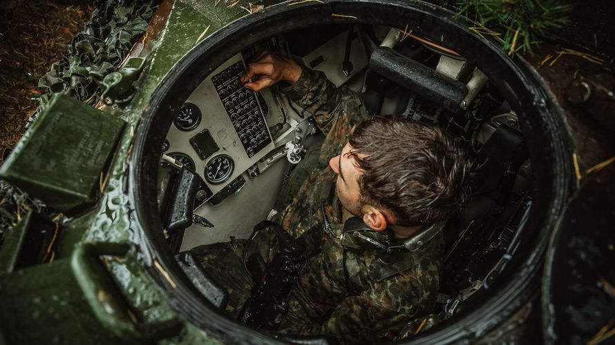 Ein Soldat der Division Schnelle Kräfte (DSK) bedient den Waffenträger Wiesel während der NATO-Übung Green Griffin 2021. Foto: Bundeswehr/Jana Neumann