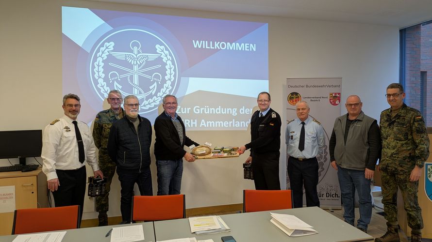 Der Neue Vorstand KERH Ammerland mit einem Begrüßungsgeschenk. Neuer Vorsitzender der KERH ist OStFw a.D. Michael Groß (4. von links). Foto: DBwV