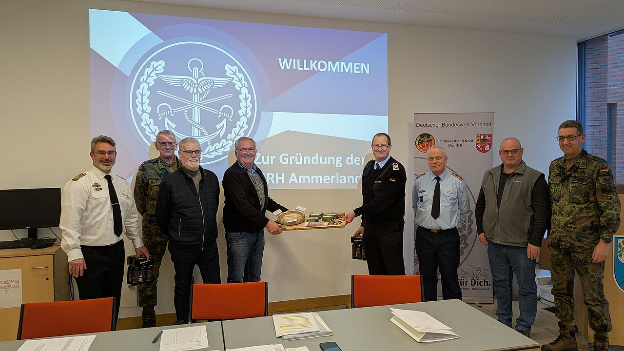 Der Neue Vorstand KERH Ammerland mit einem Begrüßungsgeschenk. Neuer Vorsitzender der KERH ist OStFw a.D. Michael Groß (4. von links). Foto: DBwV