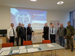 Der Neue Vorstand KERH Ammerland mit einem Begrüßungsgeschenk. Neuer Vorsitzender der KERH ist OStFw a.D. Michael Groß (4. von links). Foto: DBwV