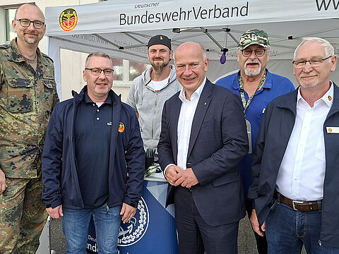 Der Regierende Bürgermeister von Berlin, Kai Wegner, besuchte den Stand des DBwV und informierte sich über die Arbeit und die aktuellen Themen. Foto: Christian Weber