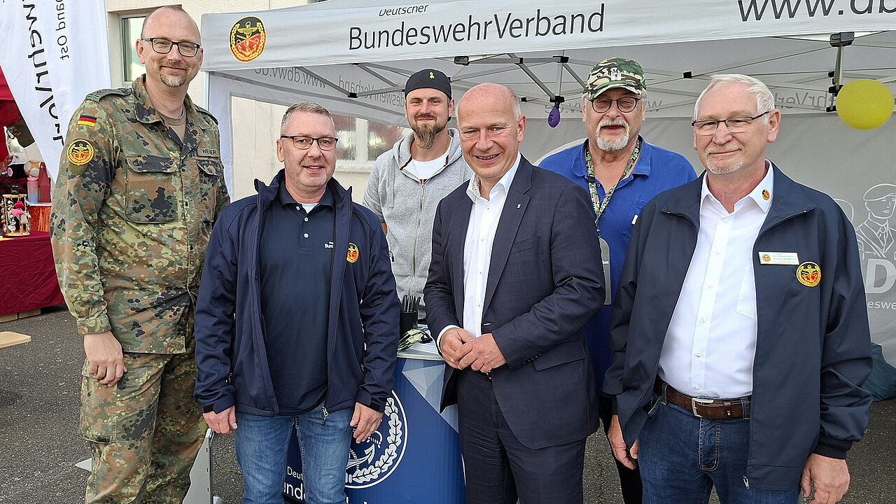 Der Regierende Bürgermeister von Berlin, Kai Wegner, besuchte den Stand des DBwV und informierte sich über die Arbeit und die aktuellen Themen. Foto: Christian Weber