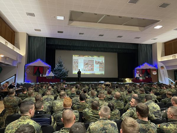 Oberstleutnant i.G. Bohnert informierte knapp 400 Angehörige des Standortes über die allgemeine sicherheitspolitische Lage und über Aktivitäten des DBwV. Foto: Truka DBwV Bad Salzungen
