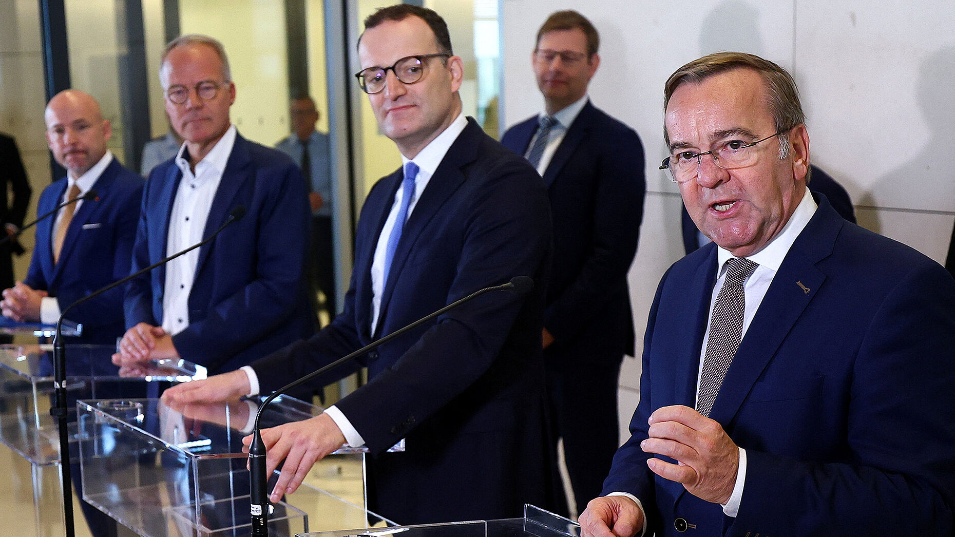 CSU-Landesgruppenchef Alexander Hoffmann (von links), SPD-Fraktionsvorsitzender Matthias Miersch, Unions-Fraktionschef Jens Spahn und Verteidigungsminister Boris Pistorius (SPD) stellten den neuen Wehrdienst vor. Foto: picture alliance/REUTERS/Lisi Niesner
