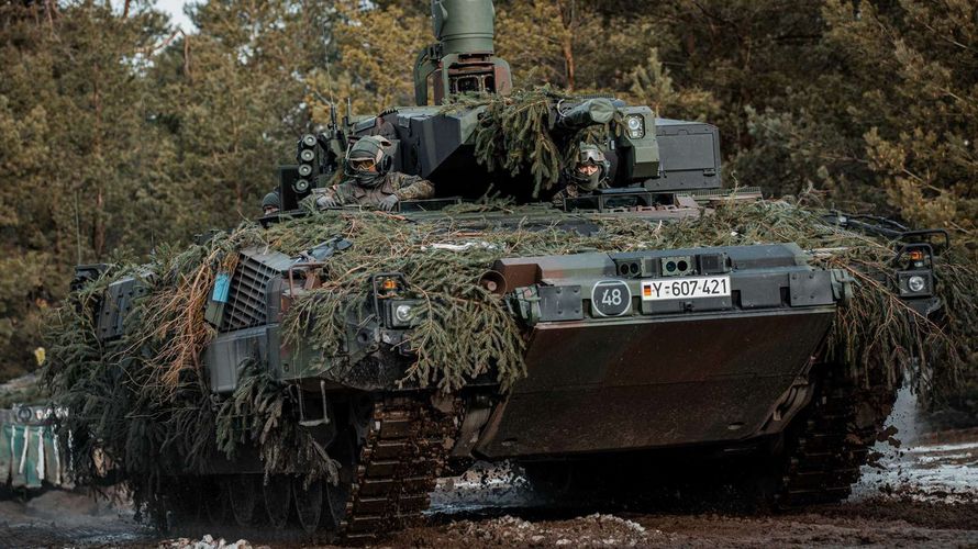 In den letzten Monaten haben alle beteiligten Stellen des Militärs und der Industrie eng zusammengearbeitet, um den Schützenpanzer Puma in den Status „kriegstauglich“ zu stellen. Foto: Bundeswehr/Maximilian Schulz