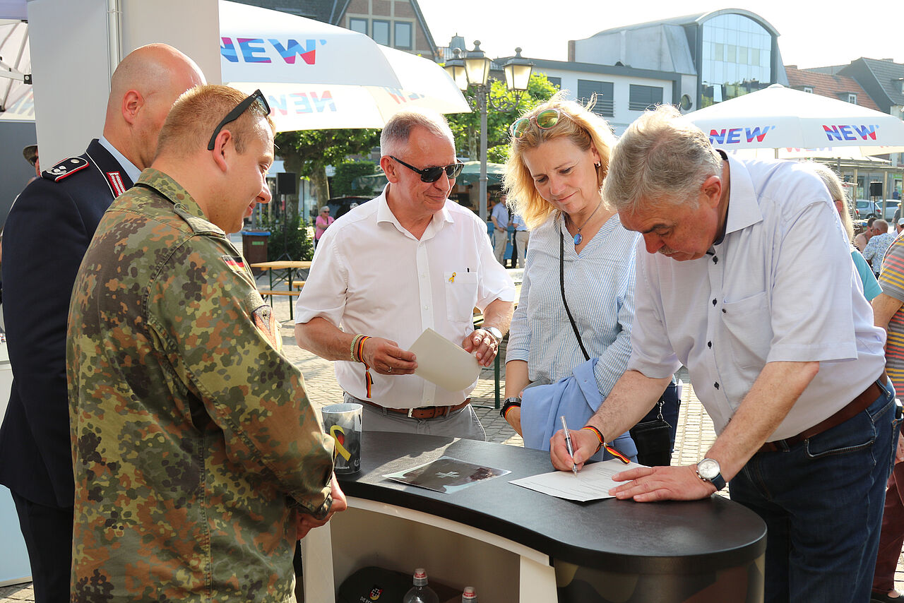 MdL Bernd Krückel beantragt Veteranenabzeichen. Foto: ZVBw\Yildrim