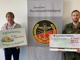 Das Geld kommt den zurzeit rund 40 betreuten Familien mit unheilbar erkrankten Kindern zugute, erläuterte Dirk Griesel (r.) bei der Spendenübergabe durch Hauptfeldwebel Stefan Janßen. Foto: DBwV