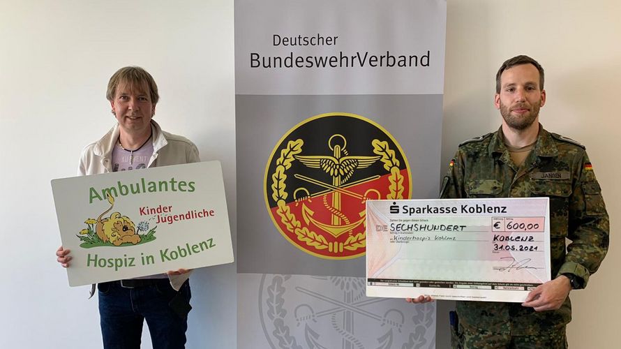 Das Geld kommt den zurzeit rund 40 betreuten Familien mit unheilbar erkrankten Kindern zugute, erläuterte Dirk Griesel (r.) bei der Spendenübergabe durch Hauptfeldwebel Stefan Janßen. Foto: DBwV