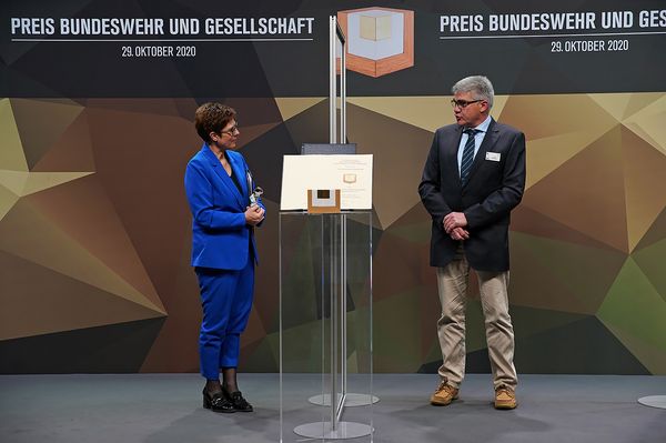 Für den Förderverein für die Erinnerungsstätte Luftbrücke Berlin nahm Ludger Osterkamp den Preis entgegen. Foto: Bundeswehr/Sebastian Wilke