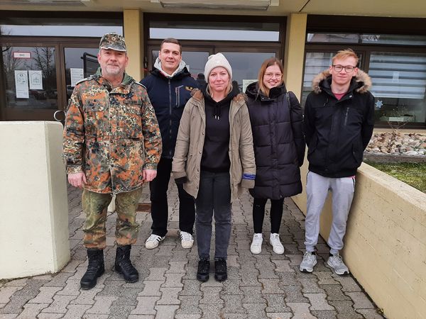 Vorsitzender Oberstabsfeldwebel Matthias Stumpf dankte den Feldwebeln Beinling und Zeissler sowie Obergefreiten Pelka und Hauptgefreiten Krieger für ihren Einsatz als „helfende Hände“ im St. Josef Stift in Eisingen. Foto: TruKa BNK