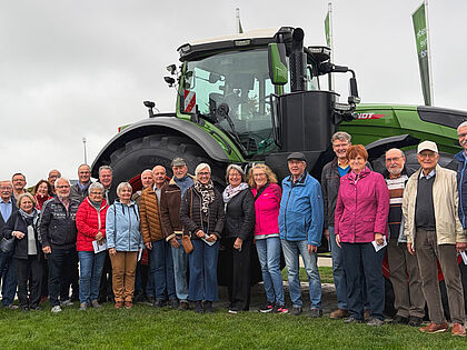 Vor dem „Giganten vom Band“: Die Mitglieder der Kameradschaft ERH Kaufbeuren nutzten die Gelegenheit zu einem Erinnerungsfoto vor dem 500 PS starken Fendt der 1000er-Serie.  Foto: Friedel Wegner