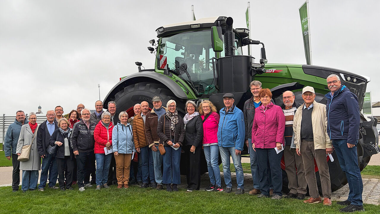 Vor dem „Giganten vom Band“: Die Mitglieder der Kameradschaft ERH Kaufbeuren nutzten die Gelegenheit zu einem Erinnerungsfoto vor dem 500 PS starken Fendt der 1000er-Serie.  Foto: Friedel Wegner
