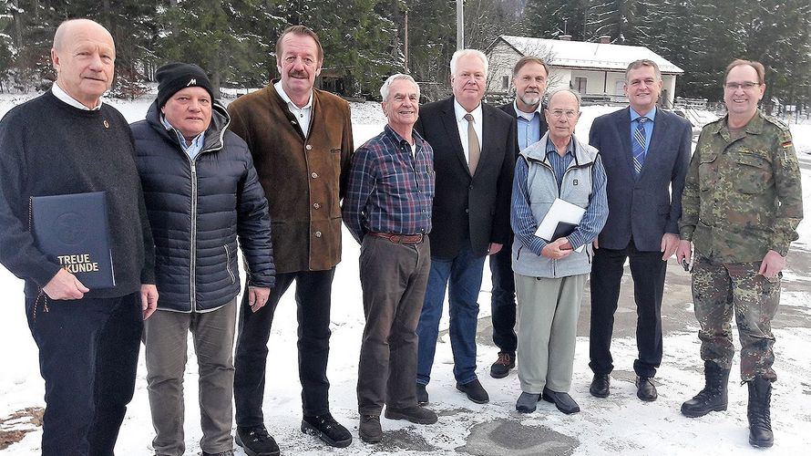 Die geehrten Kameraden mit den Vorsitzenden Stabsfeldwebel a.D. Gerhard Wiest, Oberstabsfeldwebel a.D. Bernhard Hauber und Hauptmann a.D. Hans-Walter Teßler. Foto: DBwV/LV Süddeutschland