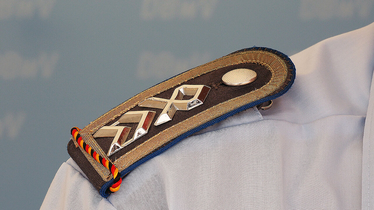 Das Tragen einer Uniform ist bis zu einer gesetzlichen Neuregelung für Reservisten mit Uniformtrageerlaubnis nur unter Verwendung der sogenannten Reservistenkordel beziehungsweise mit dem Abzeichen "R" für Angehörige der Marine zulässig. Foto: DBwV/Kruse