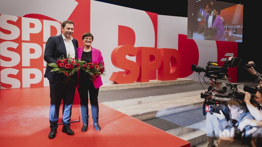 Wiedergewählt: Saskia Esken und Lars Klingbeil bleiben Vorsitzende der SPD. Foto: picture alliance/photothek/Florian Gaertner