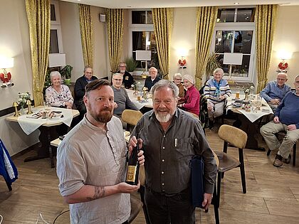 Nach dem interessanten Vortrag dankte der Vorsitzende der KERH, Fregattenkapitän a.D. Ulf Neelsen, dem Vortragenden und übereichte zum Dank einen guten Tropfen von der Ahr. Foto: Jürgen Schumacher