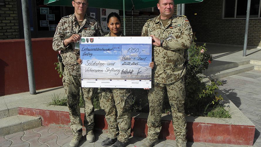 Auf dem Bild sind die Organisatoren zu sehen: Hauptansprechpartner des DBwV bei RS Hauptfeldwebel Oliver Diefert (l.), in der Mitte Betreuungsfeldwebel MeS Oberbootsmann Marina Jung und Betreuungsoffizier MeS, Kapitänleutnant Dietmar Bröckerhoff (r.). Fot