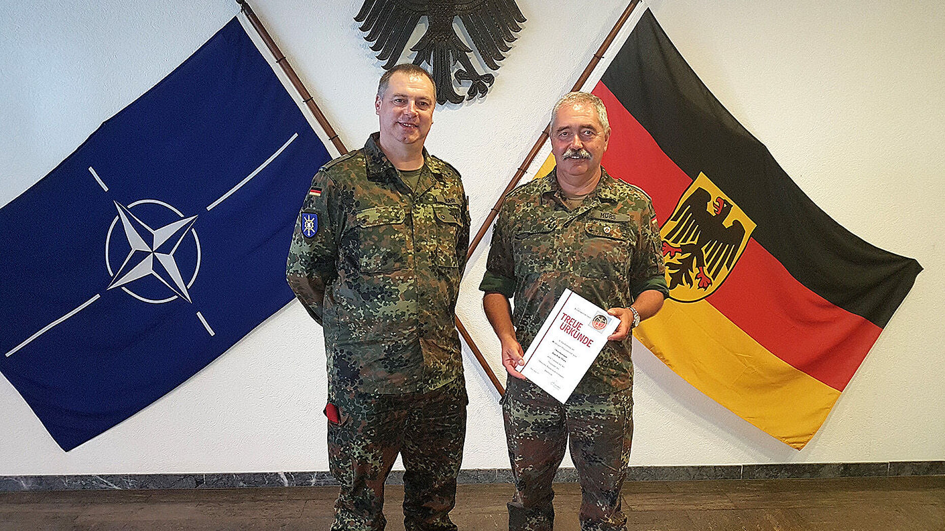 Vorsitzender Hauptmann Thomas Buhr und Oberstleutnant Joachim Mörs (re), ehemaliger Chef des Stabes Ausbildungszentrum Technik Landsysteme (Foto: Hauptfeldwebel Thomas Weinert)