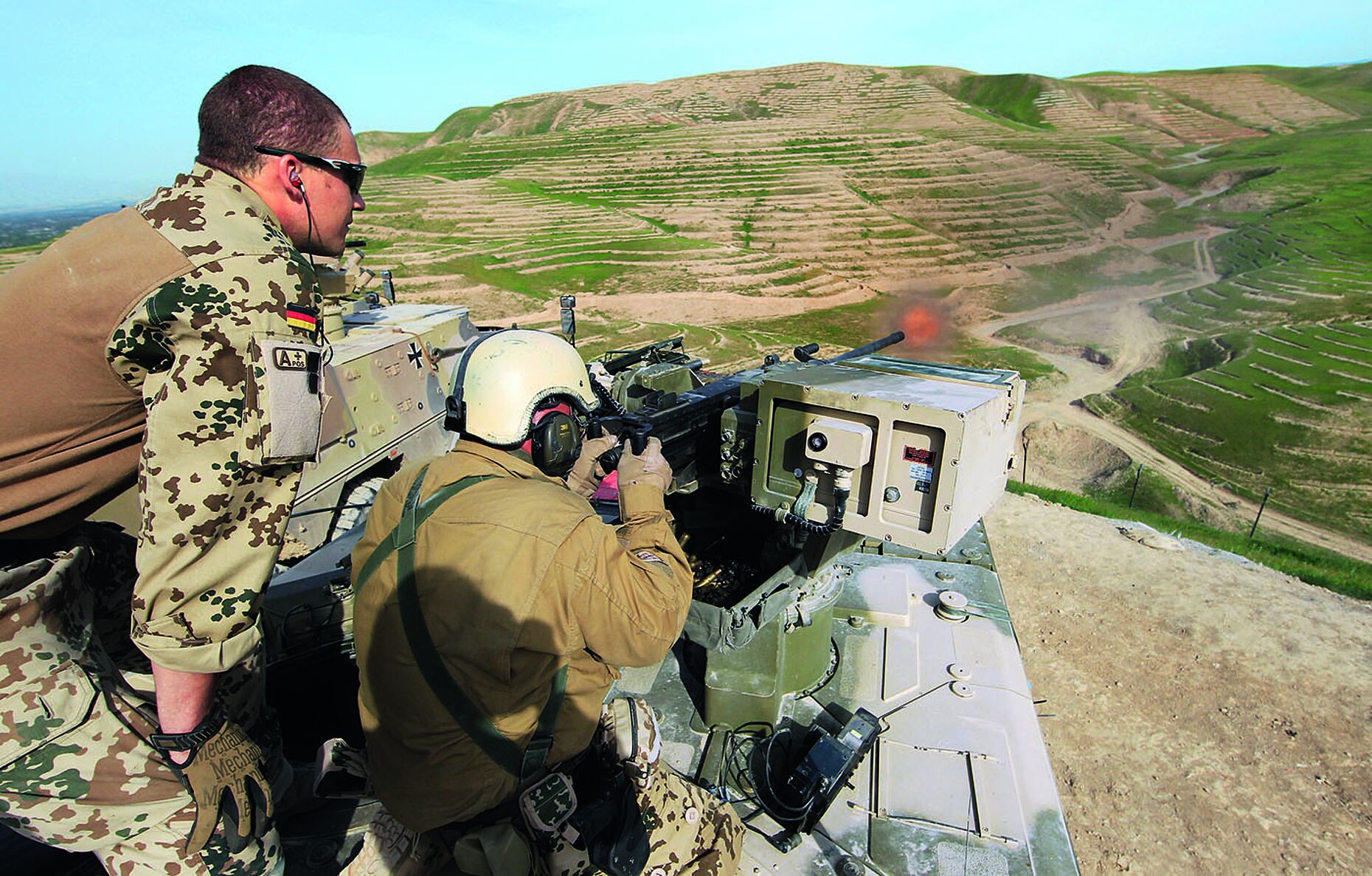 Soldaten beim Notbetriebsschießen auf dem „Boxer“ am Observation Post OP North im Jahr 2013. Foto: Bundeswehr/Bienert