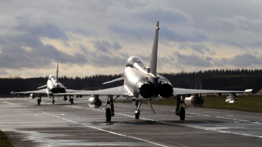 Zwei Eurofighter auf der Startbahn. ©Bundeswehr/Bienert