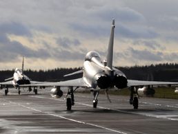 Zwei Eurofighter auf der Startbahn. ©Bundeswehr/Bienert