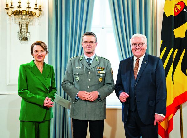 Oberst Wüstner zu Gast bei Bundespräsident Steinmeier Zwei Jahre in Folge musste der traditionelle Neujahrsempfang des Bundespräsidenten Pandemie-bedingt ausfallen – am 12. Januar ist auch diese Zwangspause endlich vorbei. Unter den 230 Gästen im Schloss Bellevue: Der Bundesvorsitzende, Oberst André Wüstner. Bundespräsident Frank-Walter Steinmeier hat neben ehrenamtlich engagierten Bürgerinnen und Bürgern auch zahlreiche Vertreter von Rettungsdiensten, Feuerwehr und Polizei eingeladen – ein wichtiges Signal in Richtung der Blaulichtorganisationen, die noch unter den Eindrücken der Krawalle und Attacken in der Silvesternacht stehen. Spieße im Dialog Eine wesentliche Stütze für die Arbeit des Deutschen BundeswehrVerbandes an der Basis sind die Spieße – völlig klar, dass sie es sind, die der Verband zur ersten Zielgruppentagung des noch jungen Jahres nach Berlin einlädt. Am 19. und 20. Januar kommen die Kompaniefeldwebel zusammen, geben ihre Sicht der Dinge aus der Truppe wieder, erläutern, wo der Schuh drückt, und gehen in Workshops wo immer möglich gemeinsam mit den Mandatsträgern des DBwV den unterschiedlichsten Problemen auf den Grund. Der Stellvertreter des Generalinspekteurs, Generalleutnant Markus Laubenthal, sagt: „Meine klare Überzeugung ist – auch aus dem Vergleich mit anderen Bündnispartnern – das System ,Unteroffiziere‘, das wir haben, ist klasse. Es ist für mich das beste auf der Welt.“