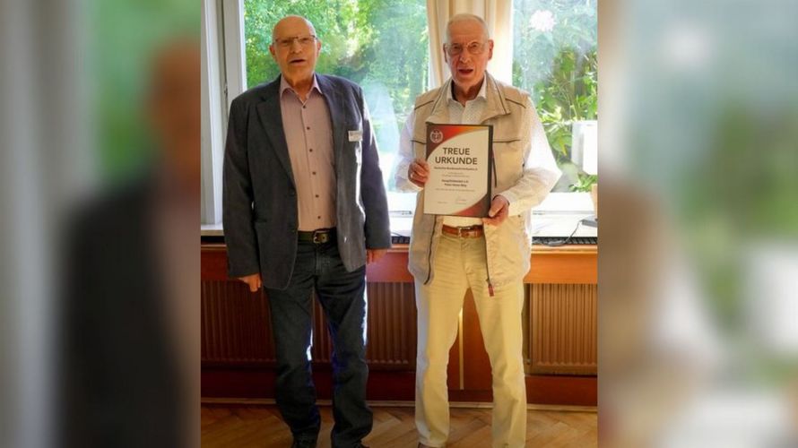 Uwe Stark (links) ehrte Peter-Heinz May. Foto: DBwV