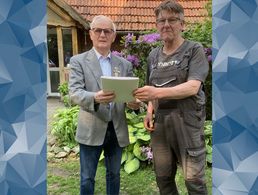 Hans-Jörg Wolter (rechts) nach der Aushändigung der Urkunde durch Rudi Gogolin (links). Foto: DBwV