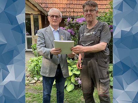 Hans-Jörg Wolter (rechts) nach der Aushändigung der Urkunde durch Rudi Gogolin (links). Foto: DBwV