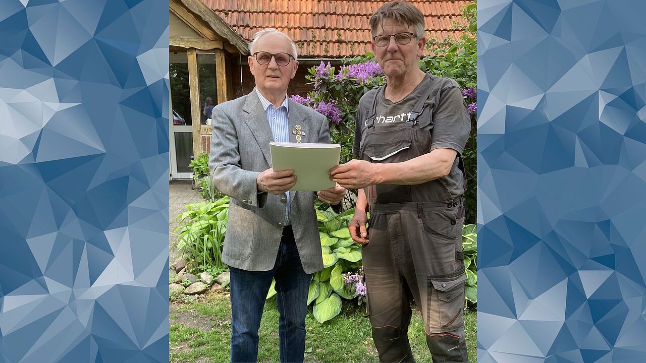 Hans-Jörg Wolter (rechts) nach der Aushändigung der Urkunde durch Rudi Gogolin (links). Foto: DBwV