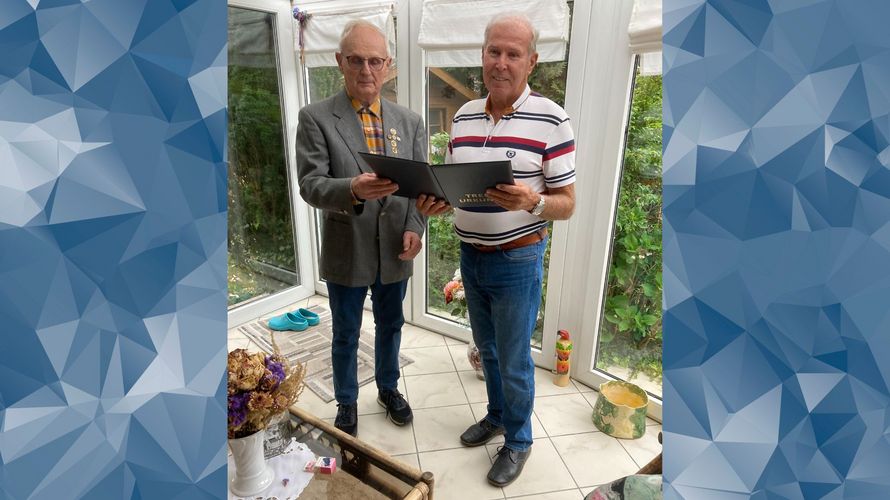 Rudi Gogolin (links) übergab Michael Lohmann die Ehrenurkunde. Foto: DBwV