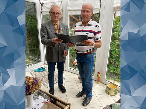 Rudi Gogolin (links) übergab Michael Lohmann die Ehrenurkunde. Foto: DBwV