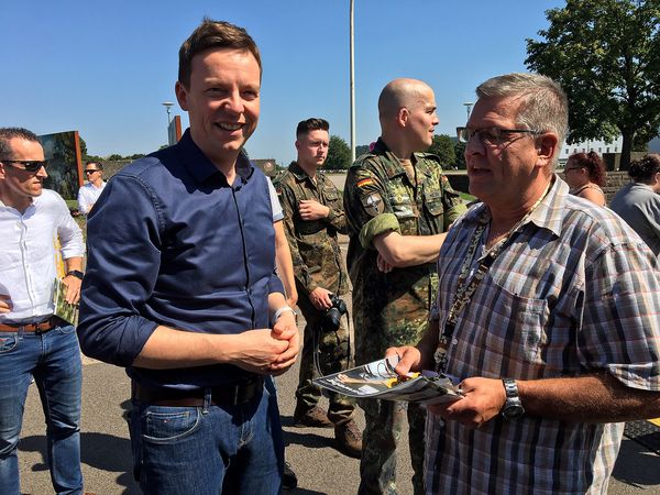 Gespräche am DBwV-Infostand: Der saarländische „Landesvater“ Ministerpräsident Tobias Hans (CDU)  mit dem Standortbeauftragten Stabsfeldwebel a.D. Gerhard Hartmann Foto: StOKa Saarlouis