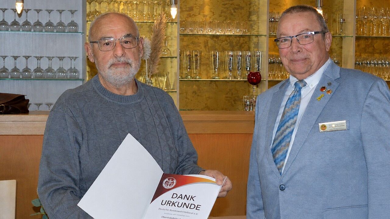 Heinrich Waibel (links) wurde durch Jochen Schmelzer geehrt. Foto: DBwV