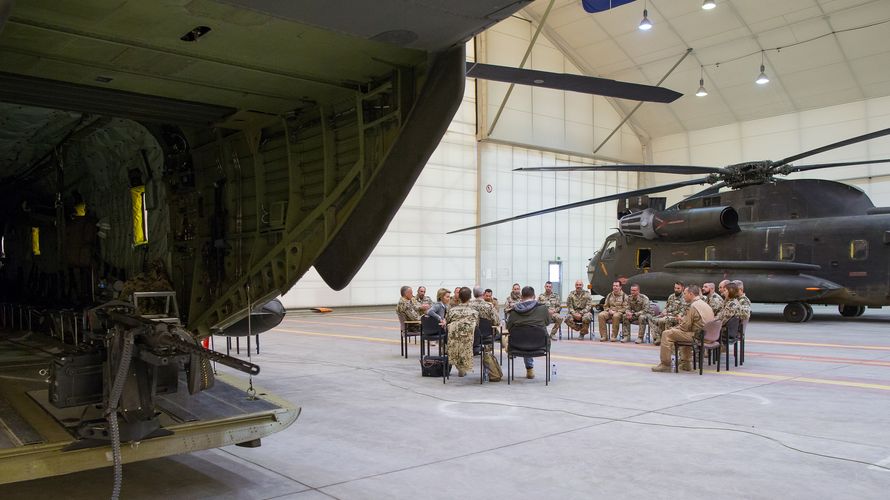 Beim Besuch der Verteidigungsministerin in Afghanistan klagten Bundeswehrsoldaten im Dezember 2017 ihr Leid Foto: Bundeswehr/Jane Schmidt